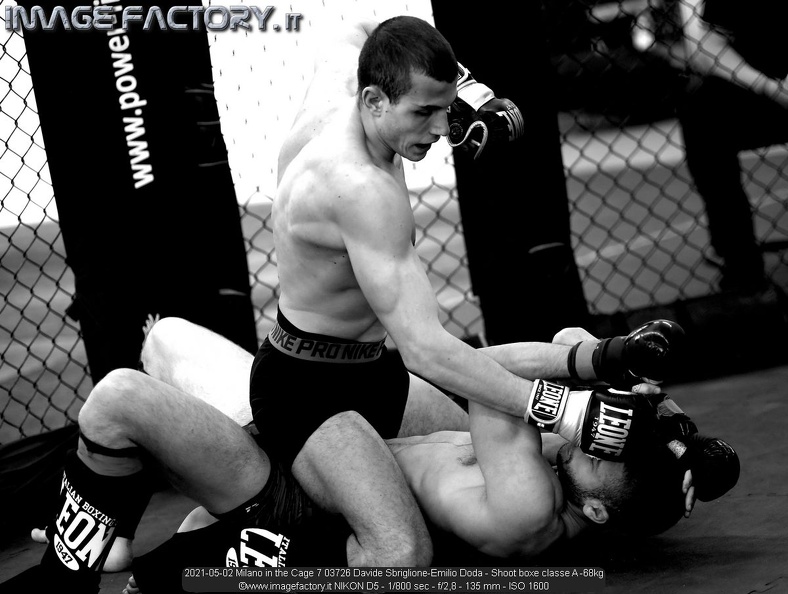 2021-05-02 Milano in the Cage 7 03726 Davide Sbriglione-Emilio Doda - Shoot boxe classe A -68kg.jpg